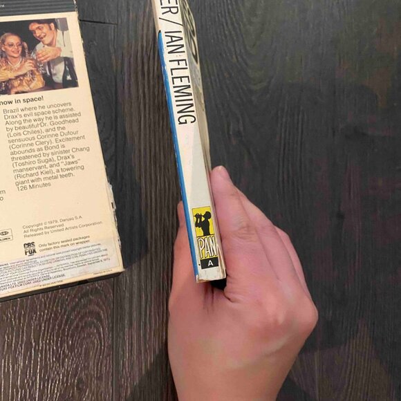 vintage Ian Fleming James Bond Moonraker VHS + paperback bundle - Picture 4 of 10